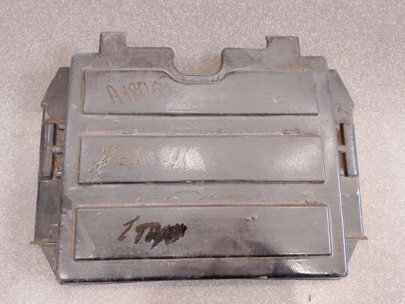 Крышка АКБ Toyota Dyna XZU3# 4B (б/у)