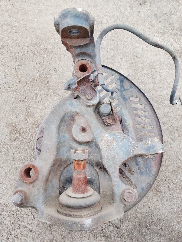 Цапфа Toyota Toyoace BU306-5001481 4B 2001 левая (б/у)