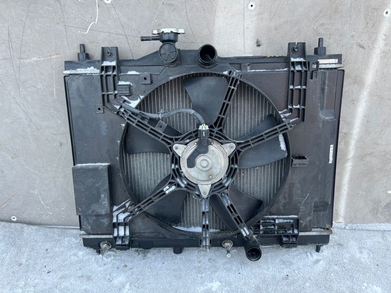 Диффузор радиатора Nissan Tiida C11 HR15 (б/у)