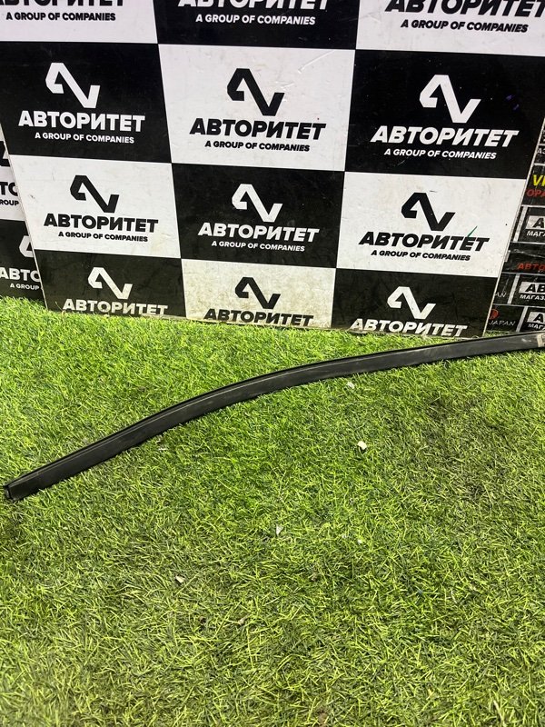 Молдинг лобового стекла TOYOTA RACTIS NCP125 передний (б/у)