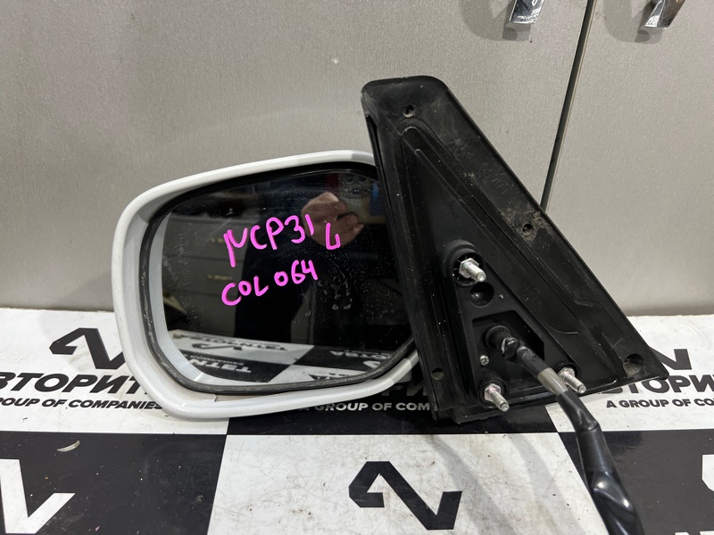 Зеркало TOYOTA BB NCP31 левое (б/у)
