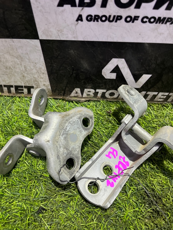Петля дверная TOYOTA COROLLA FIELDER ZRE142 передняя левая (б/у)