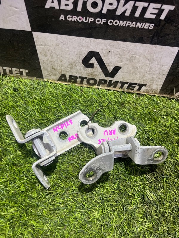 Петля дверная TOYOTA RACTIS NCP125 задняя правая (б/у)