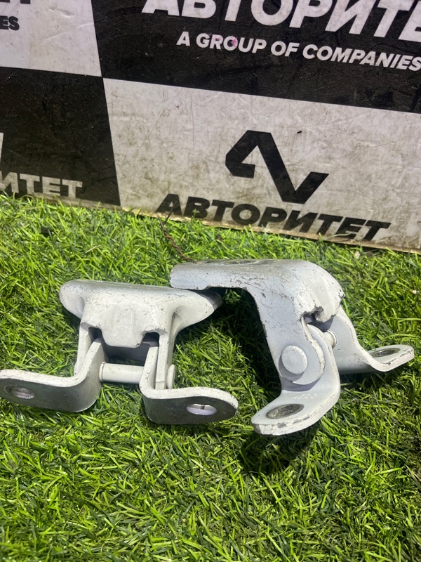 Петля дверная TOYOTA RACTIS NCP125 передняя правая (б/у)