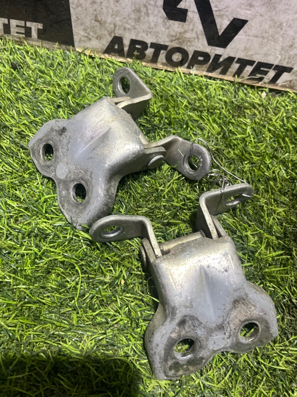 Петля дверная TOYOTA NADIA SXN10 передняя левая (б/у)