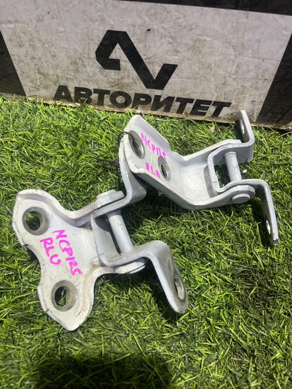 Петля дверная TOYOTA RACTIS NCP125 задняя левая (б/у)