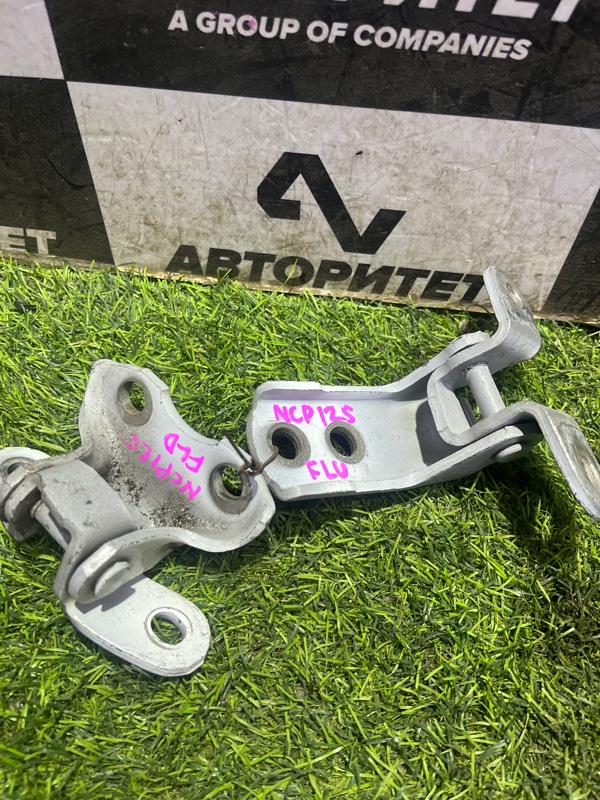 Петля дверная TOYOTA RACTIS NCP125 передняя левая (б/у)