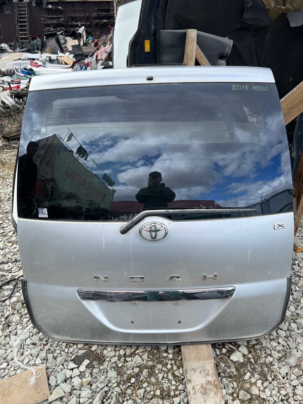 Дверь 5-я Toyota Noah AZR60 1AZFSE (б/у)