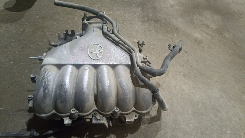 Коллектор впускной Toyota Granvia VCH16 5VZFE 1999 (б/у)