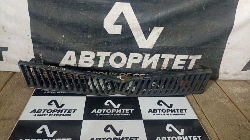 Решетка радиатора TOYOTA PLATZ NCP12 1NZFE 2001 (б/у)