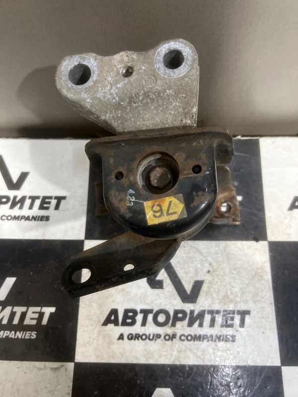 Подушка двигателя TOYOTA NOAH ZRR70 3ZRFE правая (б/у)