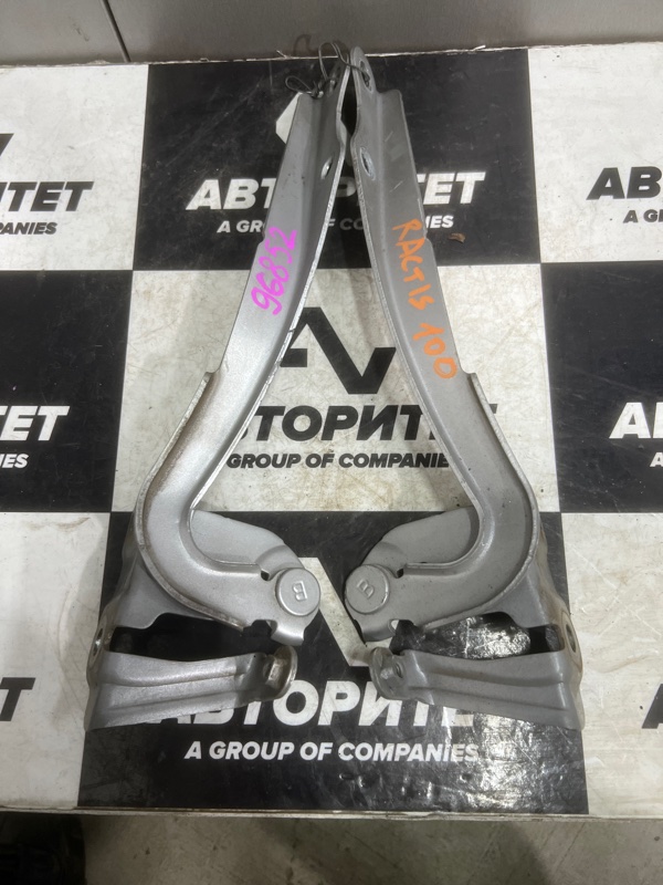 Петля капота TOYOTA RACTIS NCP100 (б/у)