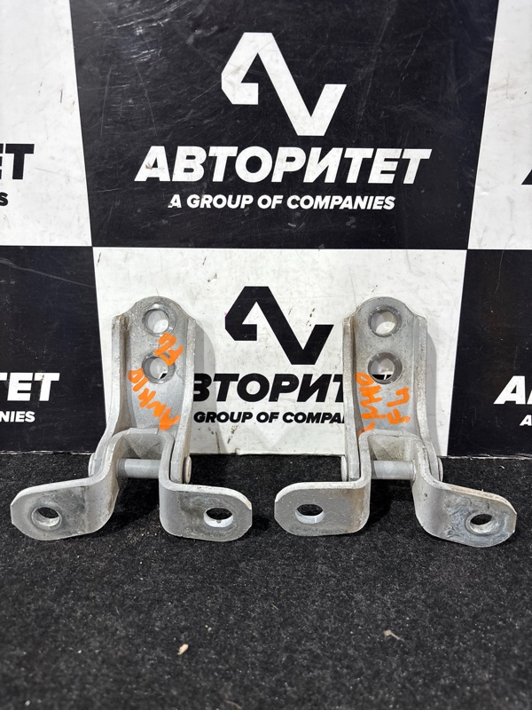 Петля дверная TOYOTA ALPHARD ANH10 2AZFE передняя левая (б/у)