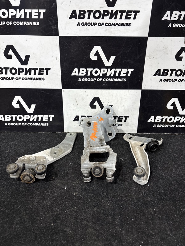 Ролик раздвижной двери TOYOTA ALPHARD ANH10 2AZFE левый (б/у)