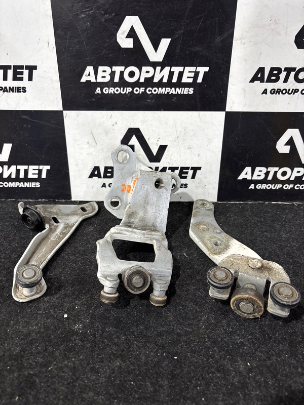 Ролик раздвижной двери TOYOTA ALPHARD ANH10 2AZFE правый (б/у)