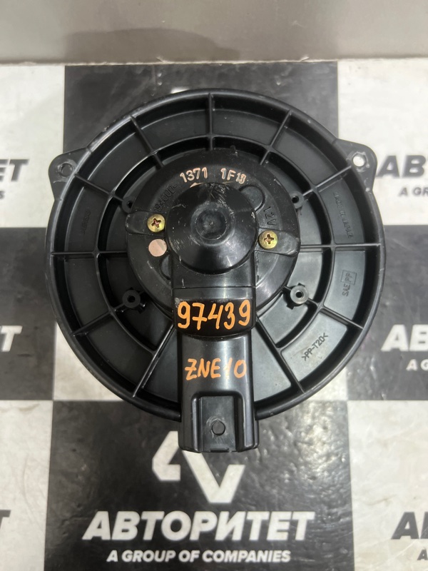 Мотор печки TOYOTA WISH ZNE10 (б/у) Мотор печки TOYOTA WISH ZNE10 (б/у)