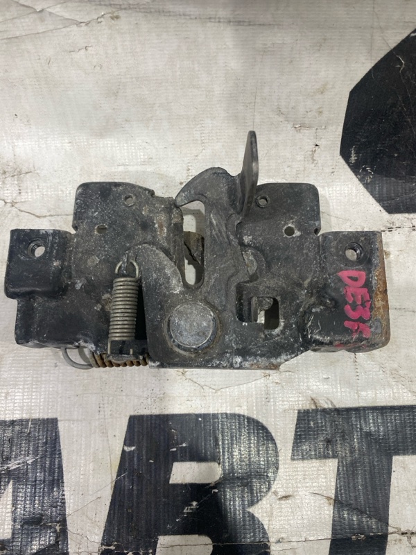 Замок капота MAZDA DEMIO DE3FS ZJVE (б/у) Замок капота MAZDA DEMIO DE3FS ZJVE (б/у)