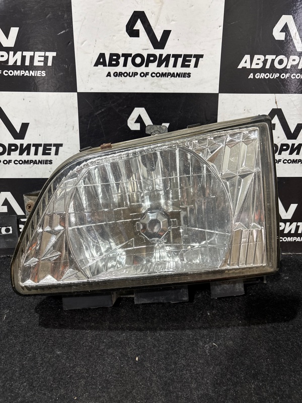 Фара NISSAN ATLAS R8F23 QD32 2005 левая (б/у) Фара NISSAN ATLAS R8F23 QD32 2005 левая (б/у)