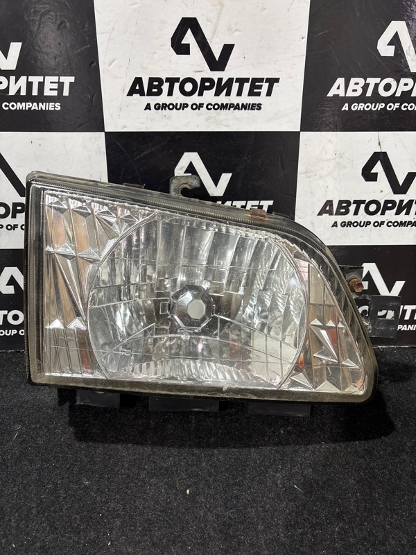 Фара NISSAN ATLAS R8F23 QD32 2005 правая (б/у) Фара NISSAN ATLAS R8F23 QD32 2005 правая (б/у)