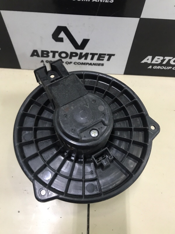 Мотор печки TOYOTA ISIS ZGM15 3ZRFAE 2014 передний (б/у)