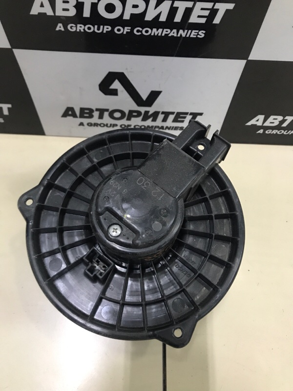 Мотор печки TOYOTA ISIS ZGM10 3ZRFAE 2015 передний (б/у)