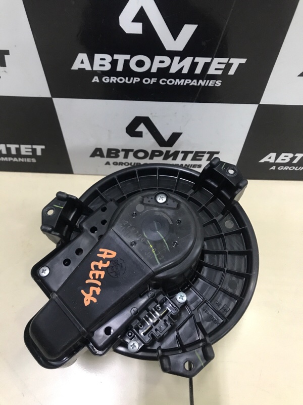 Мотор печки TOYOTA BLADE AZE156 2AZFE 2009 передний (б/у) Мотор печки TOYOTA BLADE AZE156 2AZFE 2009 передний (б/у)