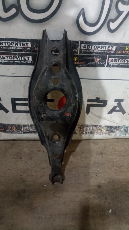 Рычаг нижний TOYOTA BLADE AZE156 2AZFE 2010 задний правый (б/у)