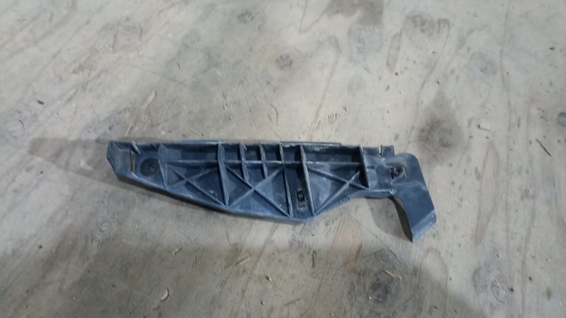 Крепление бампера TOYOTA CALDINA ZZT241 1ZZFE 2003 переднее правое (б/у)