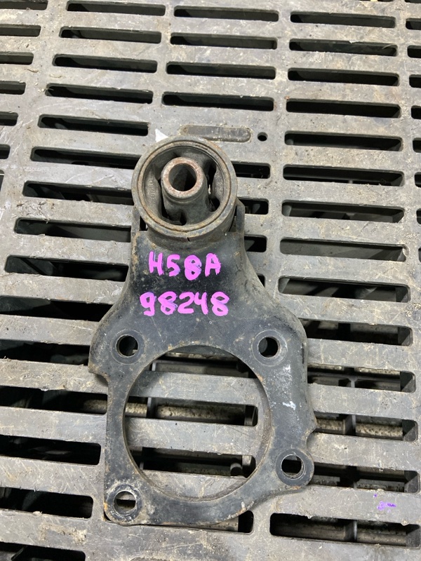 Крепление редуктора MITSUBISHI PAJERO MINI H58A 4A30 левое (б/у)