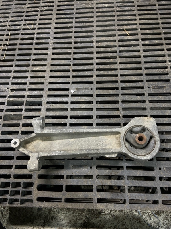 Крепление редуктора TOYOTA VITZ NCP95 2NZFE (б/у)