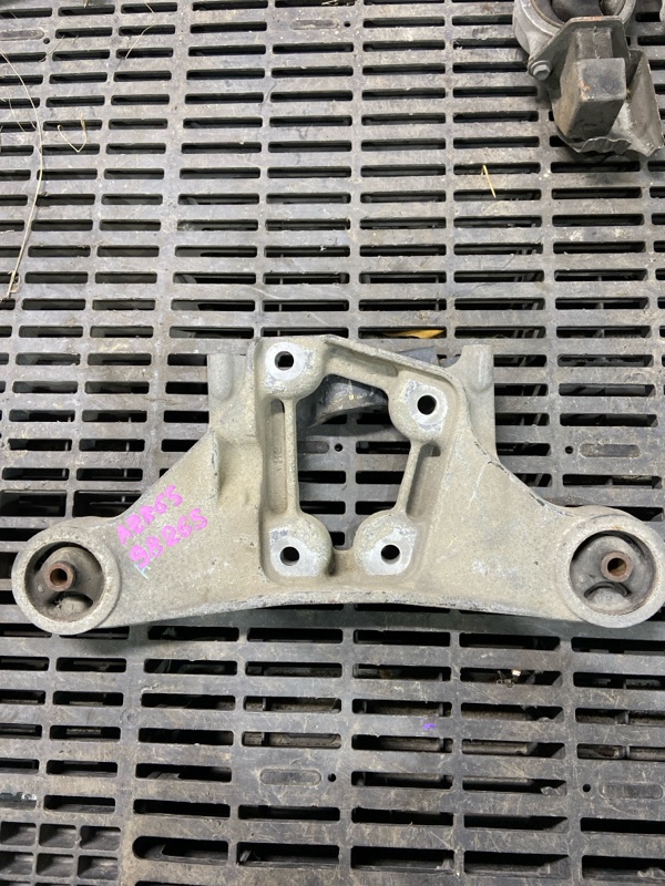 Крепление редуктора TOYOTA NOAH AZR65 1AZFSE (б/у)