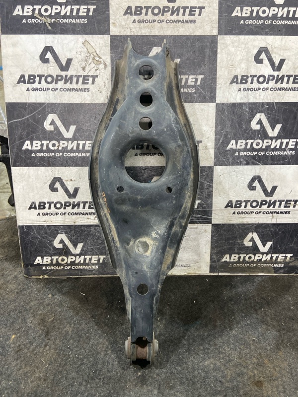 Рычаг TOYOTA BLADE AZE154 2AZFE задний правый (б/у)