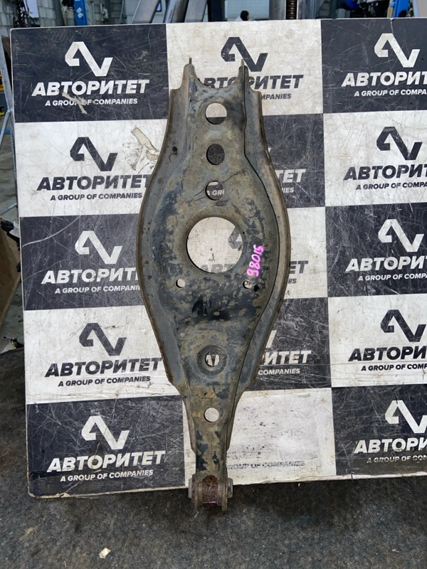 Рычаг TOYOTA BLADE AZE156 2AZFE задний правый (б/у)