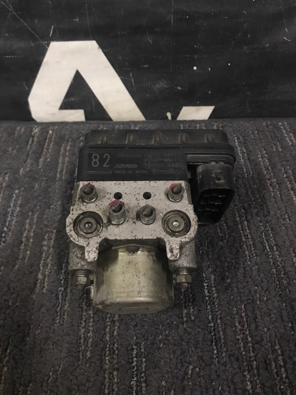 Блок abs TOYOTA ISIS ZGM10 3ZRFAE 2010 (б/у)