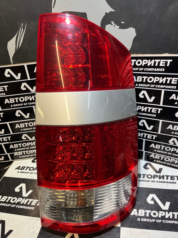 Стоп-сигнал TOYOTA NOAH AZR60 правый (б/у)