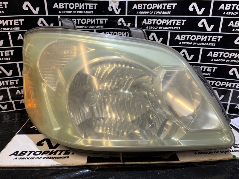 Фара TOYOTA NOAH AZR60 правая (б/у)