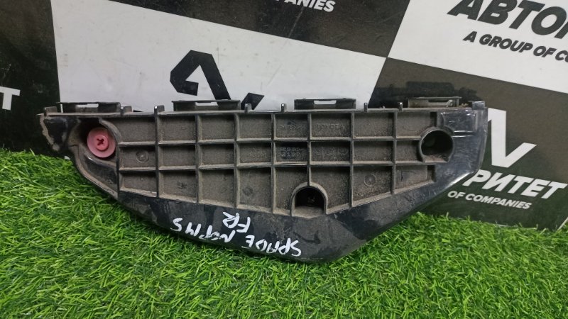 Крепление бампера TOYOTA SPADE NCP145 1NZFE 2012 переднее правое (б/у)