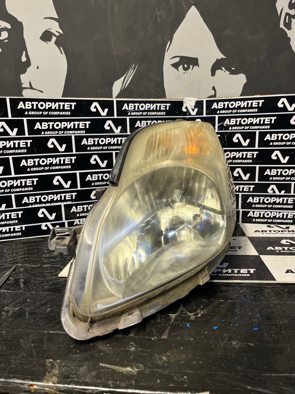 Фара TOYOTA VITZ KSP90 левая (б/у)