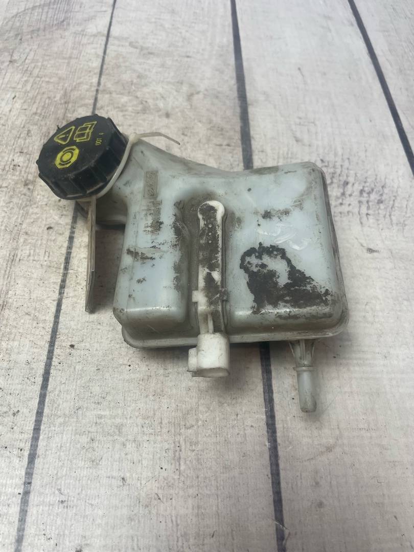 Бачок главного тормозного цилиндра Mazda 3 2002-2009 BK 03350886421 контрактная