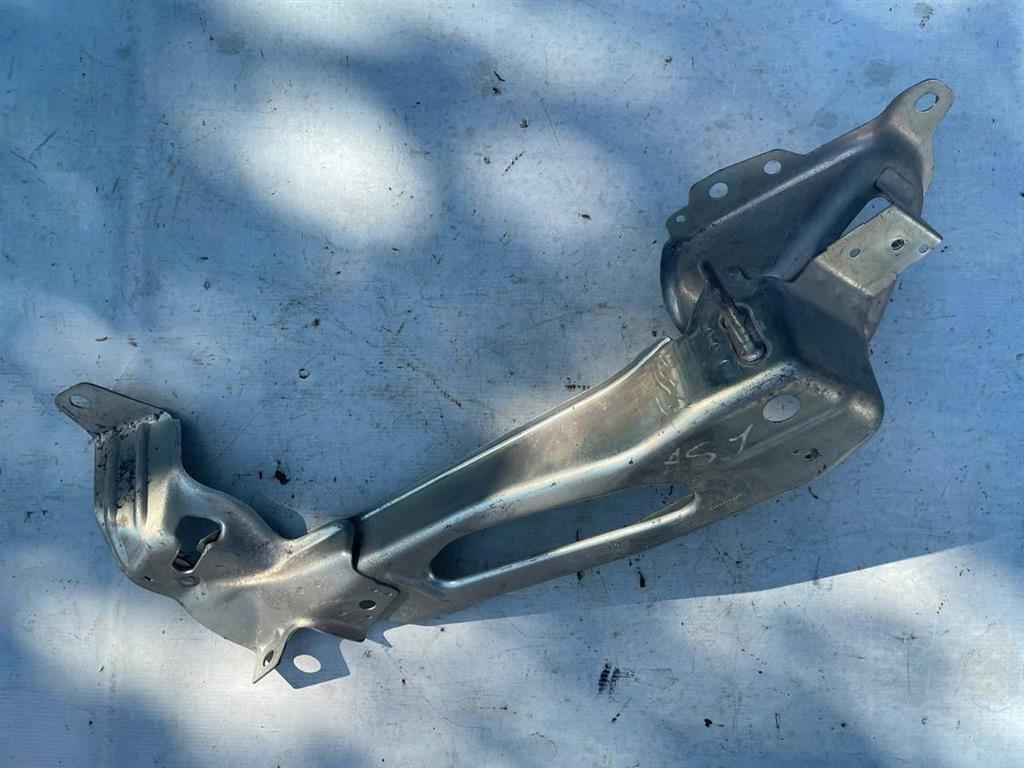 Запчасть кронштейн спинки сидения Mercedes ML 2005-2011 W164 A1646100831 контрактная Кронштейн спинки сидения Mercedes ML 2005-2011 W164 A1646100831 контрактная