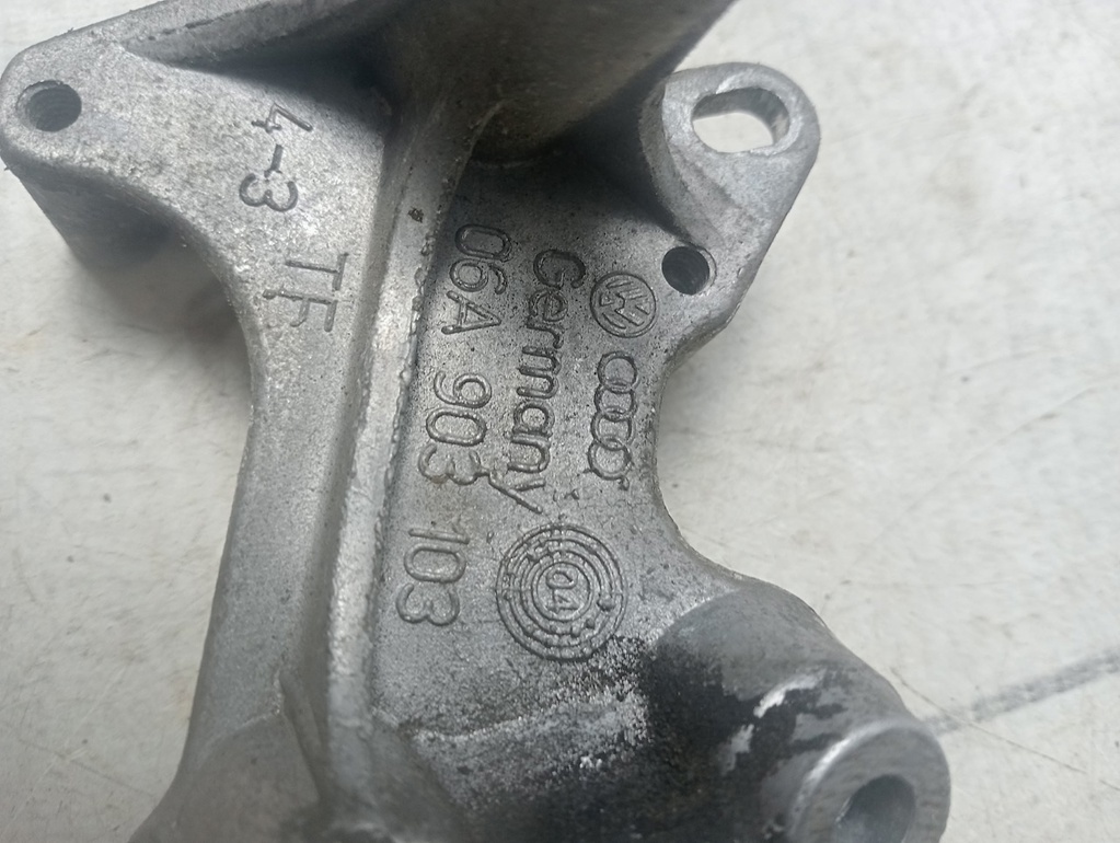 Запчасть кронштейн (сопут. товар) Skoda Octavia 2004-2013 A5 06A903103 контрактная Кронштейн (сопут. товар) Skoda Octavia 2004-2013 A5 06A903103 контрактная