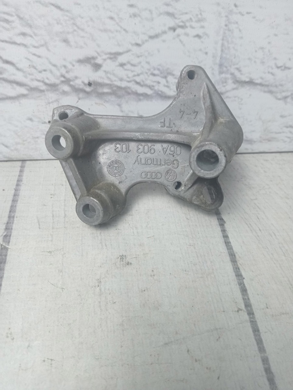 Кронштейн (сопут. товар) Octavia 2004-2013 A5 Кронштейн (сопут. товар) Octavia 2004-2013 A5
