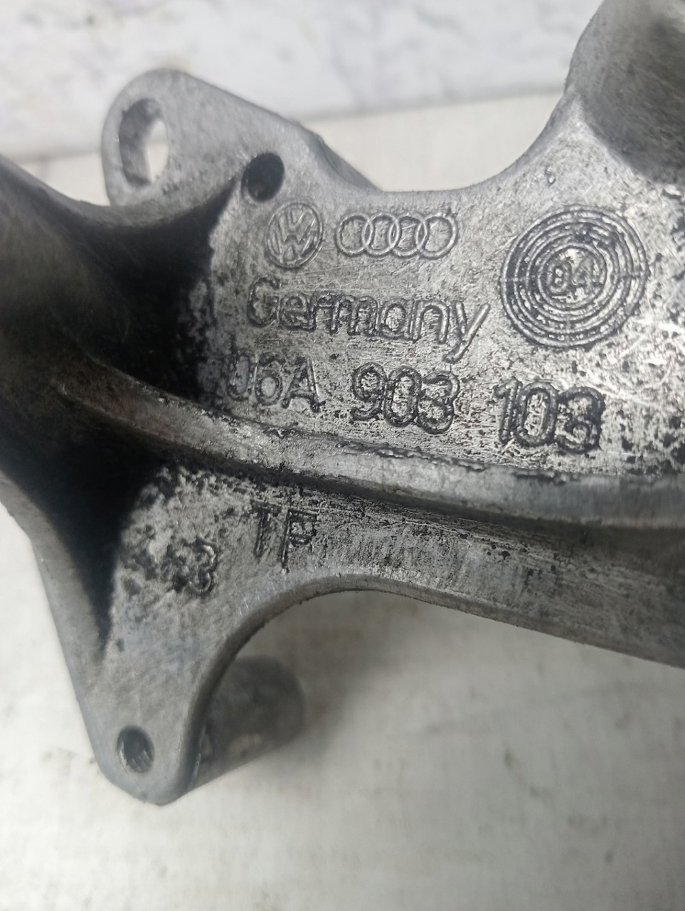 Запчасть кронштейн (сопут. товар) Skoda Octavia 2004-2013 A5 06A903103 контрактная Кронштейн (сопут. товар) Skoda Octavia 2004-2013 A5 06A903103 контрактная