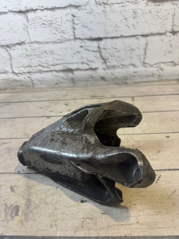 Кронштейн двигателя Audi A4 8K0199307CB контрактная