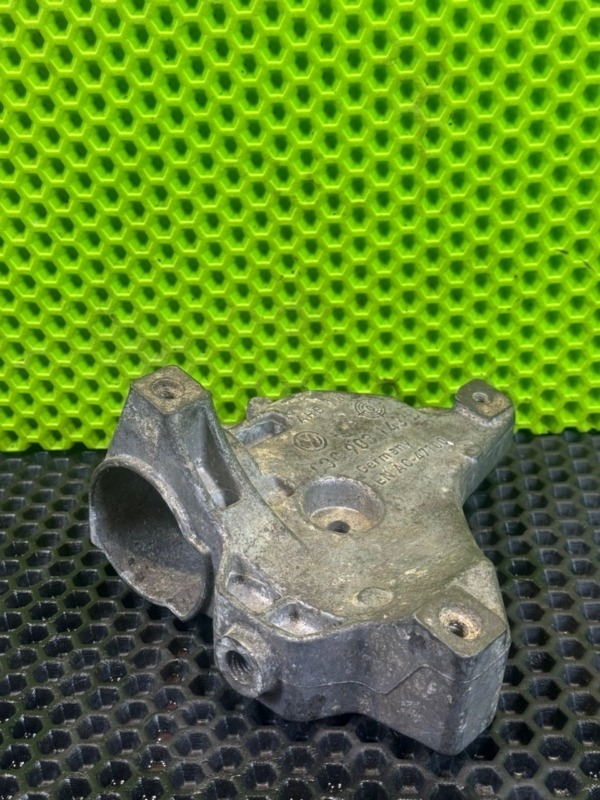 Кронштейн компрессора кондиционера Volkswagen golf 03c903143b контрактная