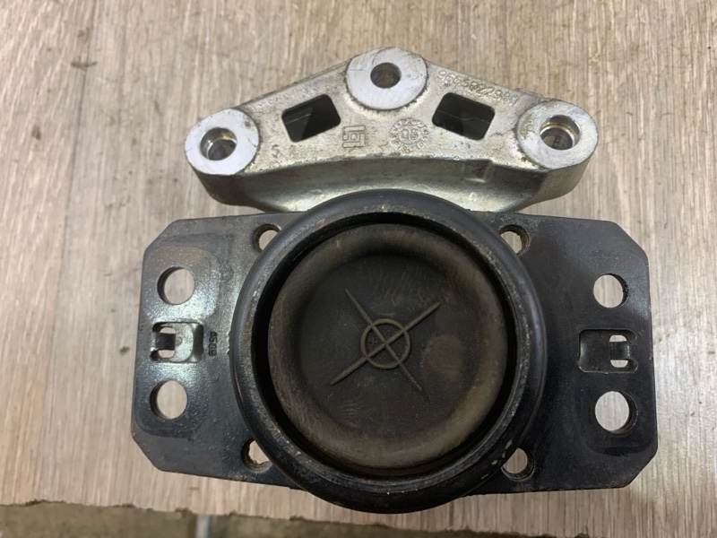 Опора двигателя правая 3008 2010 1.6 EP6