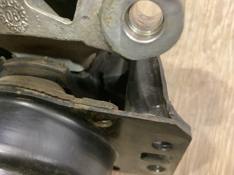 Опора двигателя правая 3008 2010 1.6 EP6