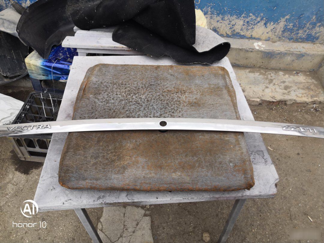 Сабля крышки багажника