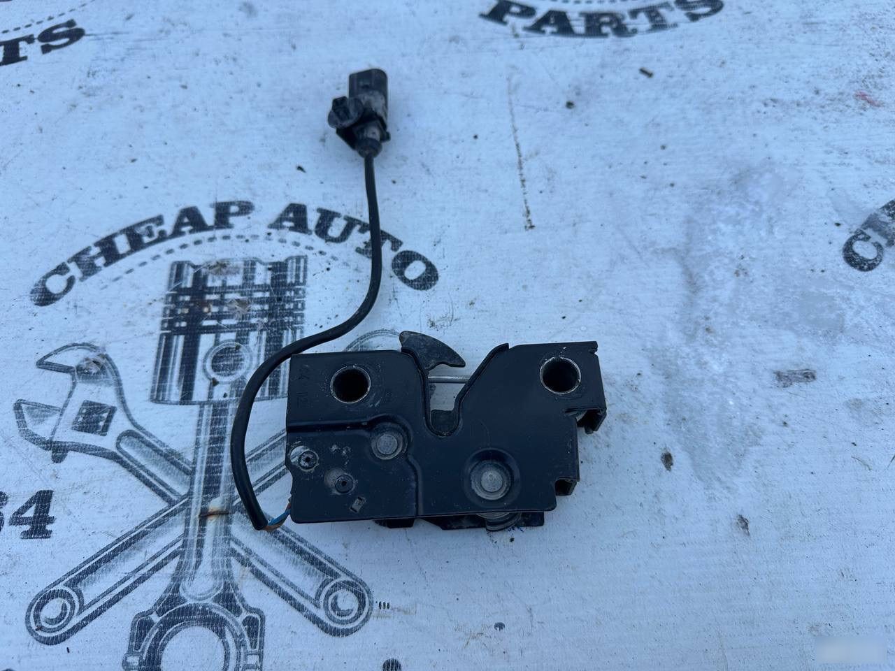 Замок капота