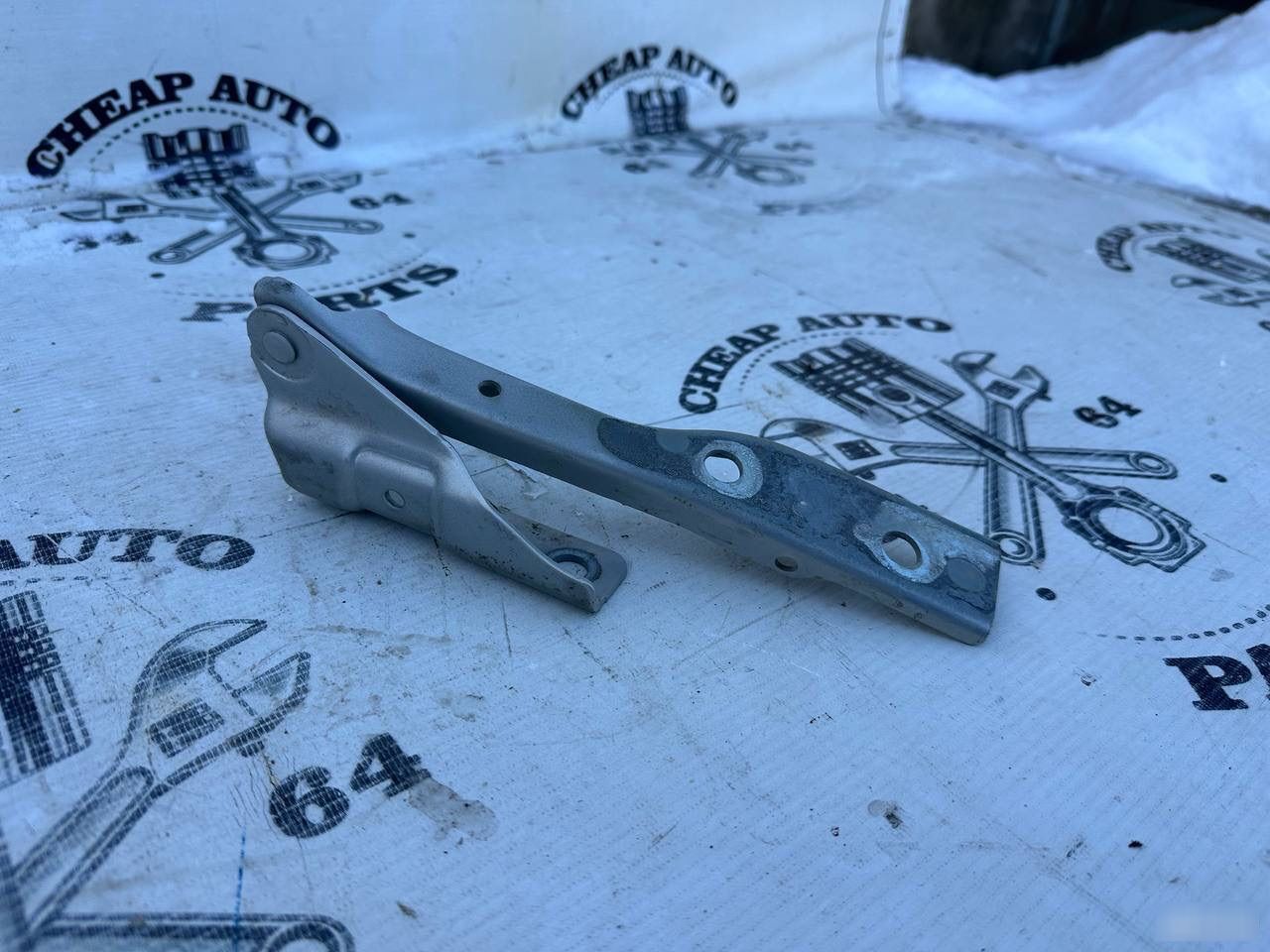 Петля капота